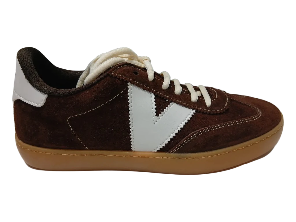 Basket Victoria Berlin, daim chocolat, V blanc et lacets plats