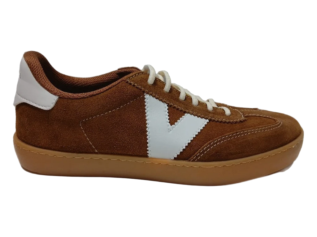 Basket Victoria Berlin, daim caramel, V blanc et lacets plats