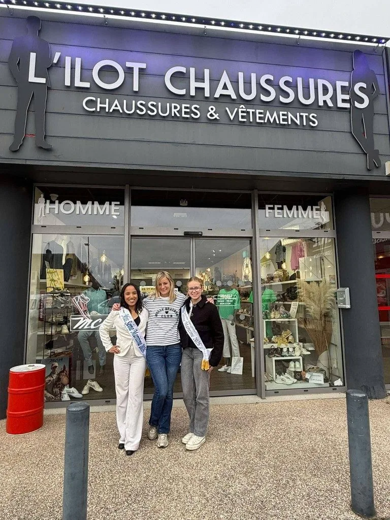 Devanture de L'Îlot Chaussures, enseigne et vitrine