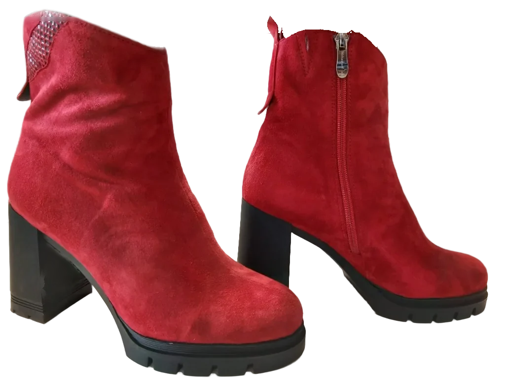 La paire de bottines Bangers en daim rouge, talons blocs