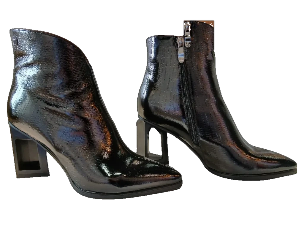 La paire de bottines Babeth en vernis noir grainé, talons blocs ajourés et bouts pointus