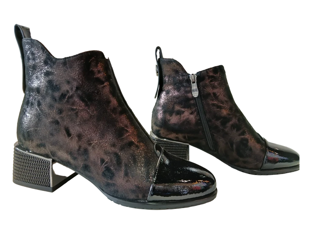 La paire de bottines Baguer en cuir bronze métallisé, bouts vernis noirs