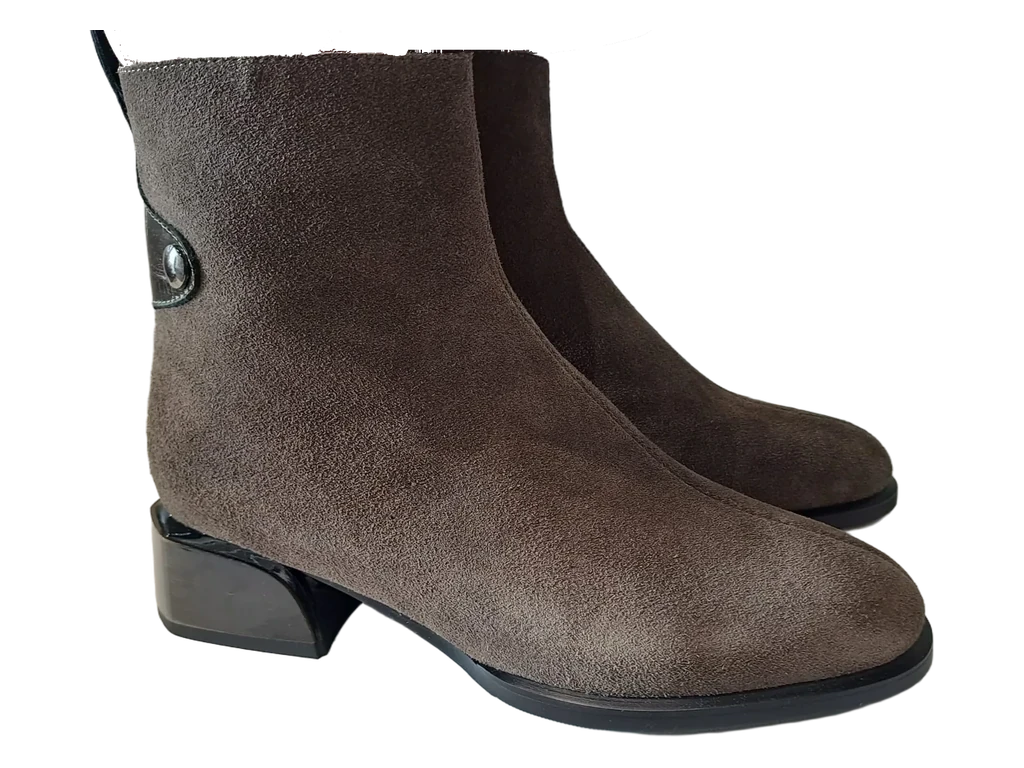 La paire de bottines Bandar en daim taupe, talons trotteurs et brides vernies