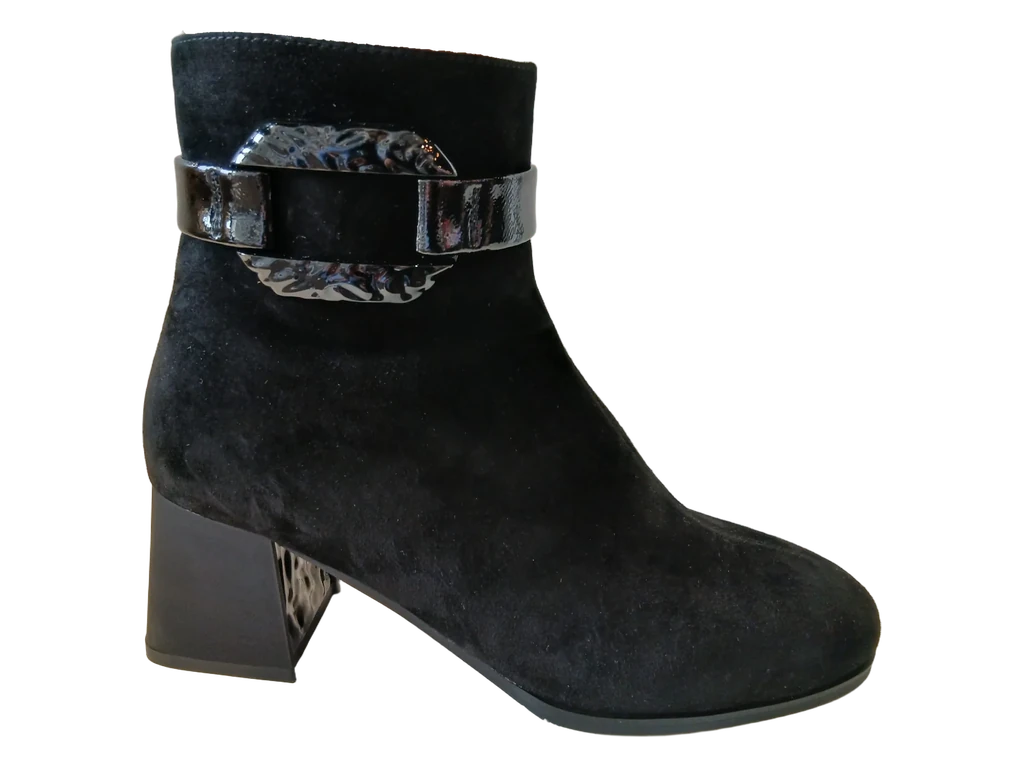 Bottine Bain en daim noir, bride à médaillon et talon trotteur
