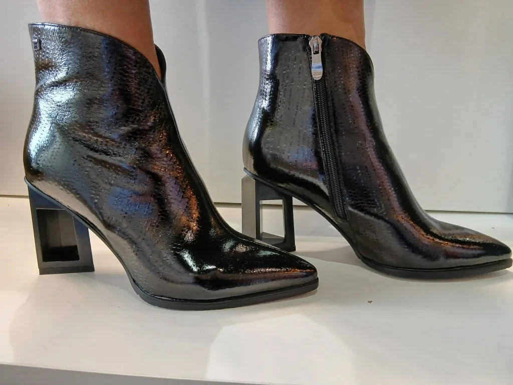Bottines noires vernies, bout pointu et talon carré ajouré