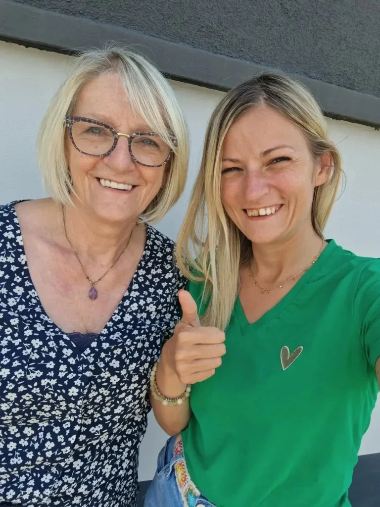 Marie et Laurie, mère et fille, souriantes, Laurie pouce levé