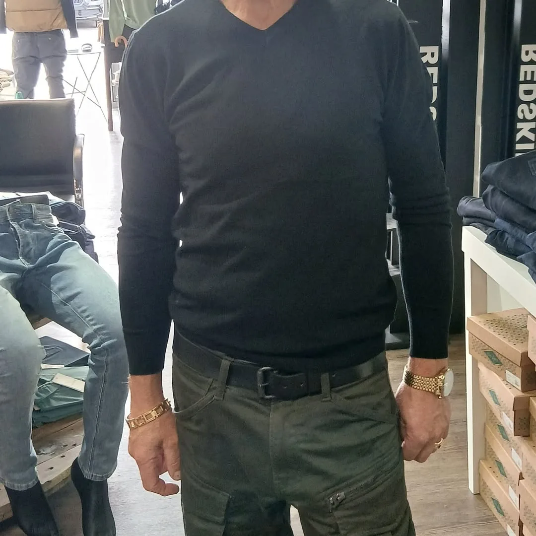 Pull noir et pantalon cargo, essayage en boutique